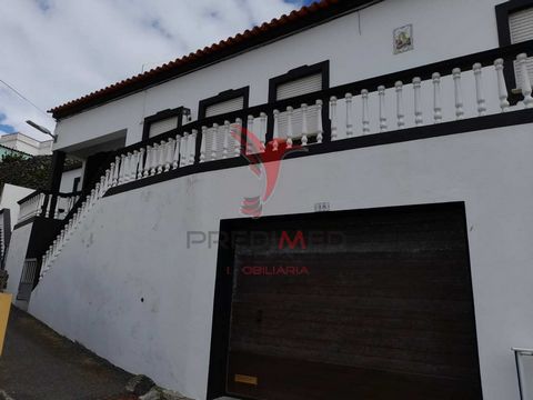 House T3 located in the parish of Ribeirinha. High house of villa, composed of r / c with garage 1st floor with 4 divisions, kitchen and bathroom. 2nd floor use of attic Waived the presentation of the energy classification of the building under the p...