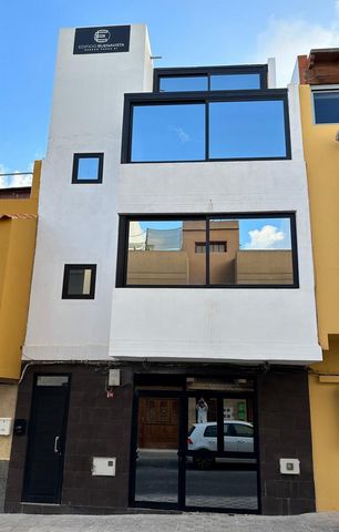 CHANCE! Bâtiment entier à vendre dans le centre de Puerto del Rosario, capitale de Fuerteventura, en plein centre, à côté de la Calle Virgen de la Peña, se trouve ce bâtiment de 3 étages. Il a 3 étages avec deux chambres et une salle de bain et 1 éta...