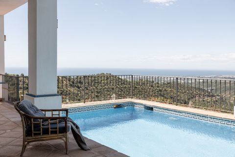 En fantastiskt belägen villa i söderläge på den högre delen av Sierra Blanca Country Club, med ett unikt läge med fantastisk utsikt över bergen, sjön Istán samt till Medelhavskusten hela vägen till Gibraltar. Fastigheten består av ett ljust vardagsru...