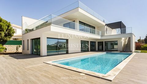 Magnifique villa de quatre chambres avec piscine , à vendre, à Ferragudo, Algarve . Répartie sur trois étages , elle comprend une cuisine ouverte entièrement équipée , un salon et une salle à manger, avec accès direct à une terrasse avec vue sur la m...