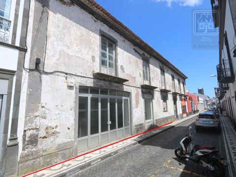 Large commercial area for rent, located in a Ground Floor, with gross area of 292 m2, located in the historic center of Ponta Delgada, destined for commerce or services. Consisting of large open area with showcase, storage room, cabinet and sanitary ...