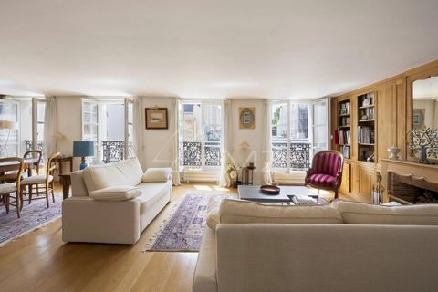 In exclusivity : apartment located rue de l'Université in the heart of the Left Bank, in a beautiful old building of standing on the 4th floor with elevator. The property facing south, southwest includes an entrance, guest toilet, a semi-open kitchen...