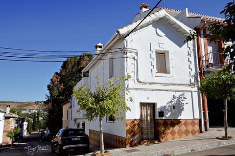 Traditional village house with roof terrace in convenient town centre location close to lake Bermejales. Occupying a bright corner plot within the traditional andalusian town of Arenas del Rey this large family home offers 3 double bedrooms plus a la...