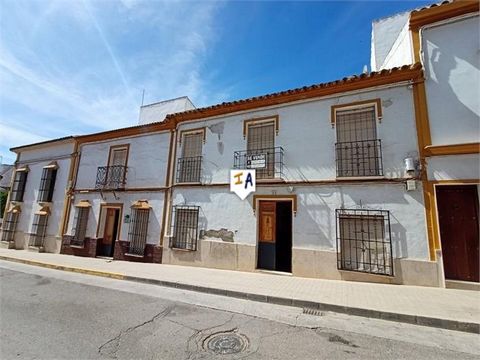 This 4 bedroom townhouse is situated in the centre of Casariche, in the province of Seville, Andalucia, Spain. The property has a plot of 185m2 and its 259m2 constructed area is distributed over 2 floors, in which 2 separate apartments could be creat...