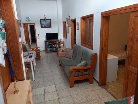 5 bedroom Canarian style townhouse A typical canarian style townhouse built on two floor levels, in the Old Town area of Puerto del Carmen, including a locale next door which currently brings in an income of €700 per month. Internal distribution comp...
