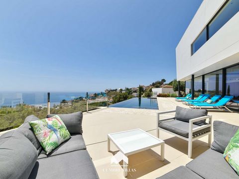 This impeccable, luxury villa for sale in Salobreña was built in 2017 by its current owners. It was built and decorated with the best materials, offering a quality home like no other. The villa has a bright, open-plan living room and kitchen with flo...