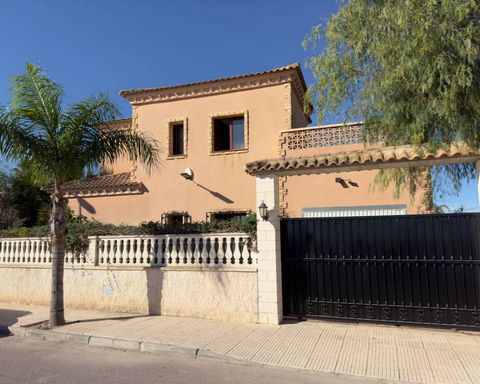 This is a delightful 4 Bedroom 2 Bathroom Detached property for sale in the Fincas del la vega area, in Formentera del Segura, situated on a 527m2 landscaped plot surrounded by beautiful countryside views. You enter the property through a beautiful c...