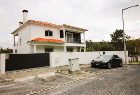 For sale, villa with contemporary finishes, just 5 minutes from the center of Leiria. On the 0th floor there is a kitchen equipped with island and access to barbecue, living and dining room, bathroom and office/bedroom. On the 1st floor there are 4 b...