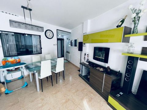 Spectacular property for sale in the heart of Vendrell, within walking distance of the station and all amenities. Surface area of 80m2, three bedrooms, bathroom, spacious and bright living room, independent equipped kitchen. The exterior carpentry is...