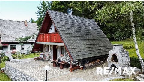 In a beautiful location in the Kum Regional National Park, just a stone's throw from the village of Dobovec we intervene for the sale of the weekend. The building was built before 1967 and completely renovated in 2014. It covers 83 m2 of net floor ar...