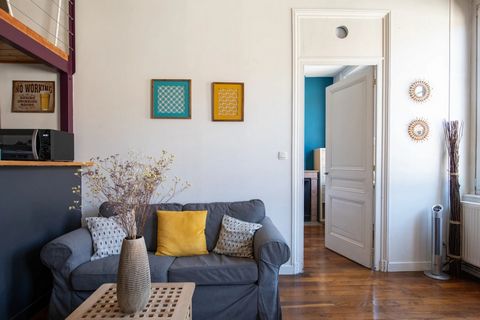 Located in one of the liveliest and most authentic districts of Lyon, in the heart of the lively Croix-Rousse district and 15 mn walk from the peninsula, you will appreciate the light, the calm and the comfort of this superb typical canut apartment o...