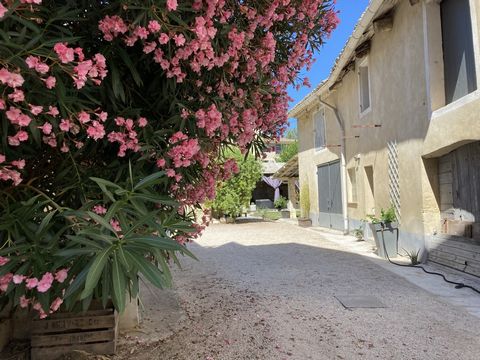 Located 5 minutes from the Roquemaure motorway interchange, 15 minutes from Avignon and Orange, village house completely renovated in 2022 with outbuildings located in the town of Roquemaure close to all shops and schools. The main building is compos...