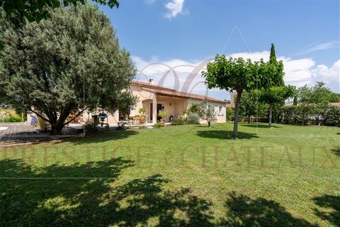 Near Avignon, contemporary single-storey villa on 1000 m2 of enclosed and landscaped land. The house consists of an entrance with built-in cupboard, a large living space open to the outside (South and West) with cathedral ceiling, a fully equipped op...
