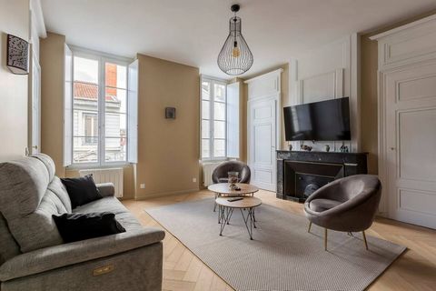 Spacious, charming accommodation in a warm, modern decor! This fully-equipped apartment is ideally located in the heart of Lyon's Presqu'Ile, just a stone's throw from the famous Place Carnot! Close to all amenities and the Perrache train station, co...