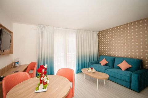 Just a 3-minute walk from the Promenade des Anglais, the residence Nice Promenade offers apartments and studios with a kitchenette and private balcony. The residence has a rooftop terrace with city views and sun loungers. Free WiFi is available throu...