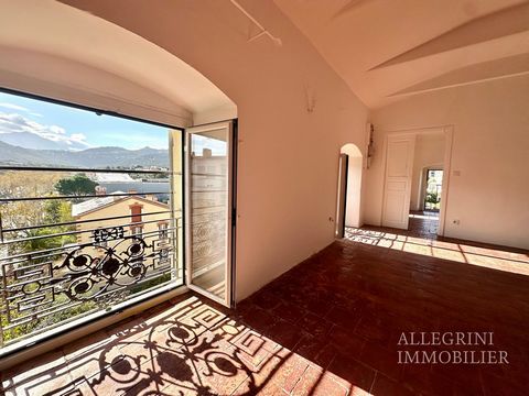 In an old building in Ile-rousse with a lot of charm, this apartment to renovate offers beautiful volumes! Located on the third and last floor, this property of approximately 180.89 m2 is composed as follows: a large living room, a large dining room,...