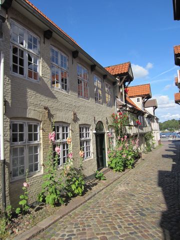 The apartment in the boatman Martinus Clausen's house, built in 1787, consists of a large living and dining room that extends over the entire first floor and two small bedrooms with a shower room in between in the attic. The house was fundamentally r...