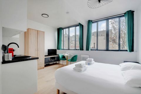It is a 13m² studio located on the 2nd floor without a lift. It is composed of: - An open kitchen, equipped and functional: fridge, cooking plates, coffee machine, toaster, kettle, microwave... - A living room with a double bed and TV - A bathroom wi...
