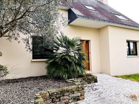 Only a few kilometres from Vannes, in Morbihan, located in the village of Elven, Propriétés Privées offers you this house of 146 m2 of living space with its office and garage in annexes of about 63 m2, ideal for a liberal profession or a craftsman. T...