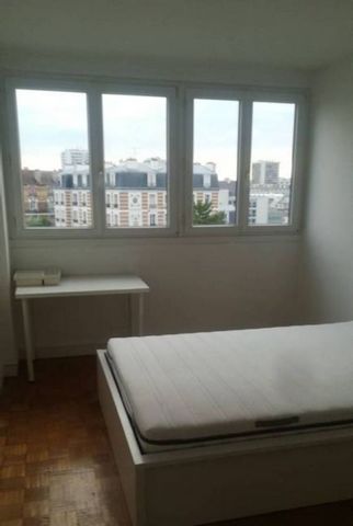 Located at the foot of the Argenteuil center station and one station (9 min) from the Paris St Lazare/Haussmann station. Furnished 3-room apartment on the 5th floor with lift and an open view, comprising: a living room, fitted and equipped kitchen (f...