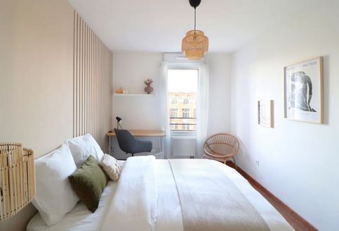Discover this elegant room of 14 m², to rent in an apartment of 80 m² in coliving. It is in the heart of Lille that this room, with a neutral and pure decoration, is located. It includes a night space and a fully equipped work space to make your stay...