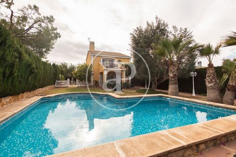 HOUSE FOR SALE IN SAN ANTONIO DE BENAGEBER Discover your new home in the exclusive urbanization Colinas de San Antonio! This stunning villa with four double bedrooms and three bathrooms offers everything you need to live and enjoy the home you have a...
