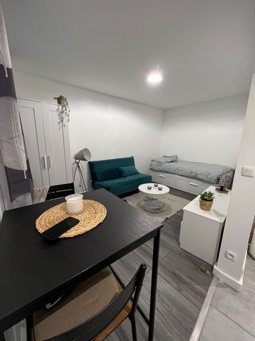 Hello Studio apartment in the heart of the 18th arrondissement sleeps 2/3 people (a single bed that can be converted into a double bed, plus an extra sofa bed). Ideal location, just a 15-minute walk from Montmartre Everything has been thought of for ...