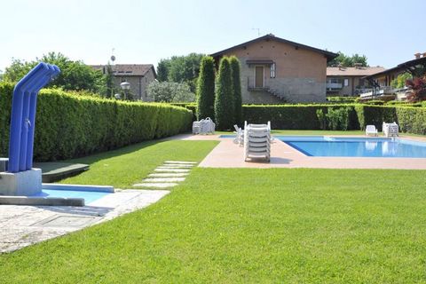 Perfect for a fun-loving family with children, this is a 1-bedroom holiday home in Lazise, close to Lake Garda. You have access to a shared swimming pool where you can take a refreshing dip on a hot summer day. The home can accommodate a total of 4 g...
