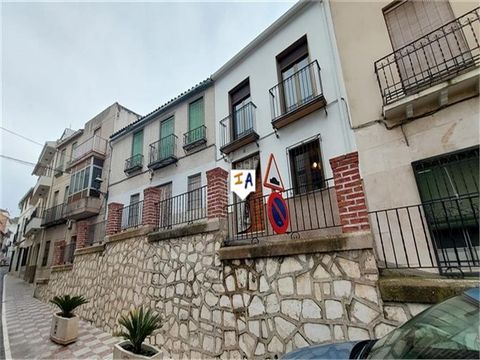 Cette maison de ville rénovée de 3 chambres et 2 salles de bains avec espaces extérieurs est située dans la ville recherchée de Luque, dans la province de Cordoue en Andalousie, en Espagne. Avec un parking sur la route, vous entrez dans la propriété ...