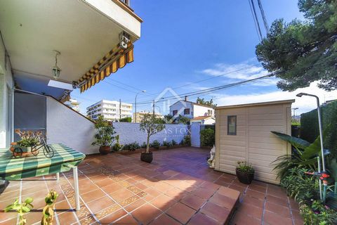 Beautiful semi-detached corner house completely renovated. It is located very close to the promenade, just 2 minutes' walk from the beach and 3 minutes from the train station, in a small and quiet community, located in an unbeatable area close to all...