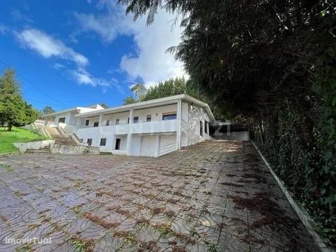 This detached house, with 2 floors, located in Pevidém, Guimarães, built in the traditional style, has on the upper floor practically all the rooms of the house, with the 3 suites interconnected to a large balcony with unobstructed views and lots of ...