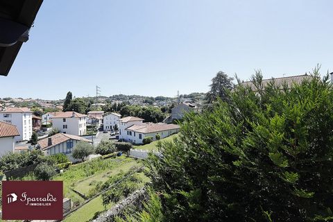 2 steps from the BAY, in a small condominium of 3 lots without charges: Real estate ad for a crossing apartment, large for a T3 bis, occupying the entire top floor and located on the territory of Hendaye (64). If you are interested in this apartment,...