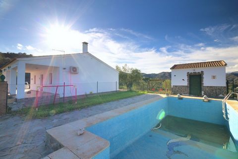 Independent house in Paraje El Romo Cuevas, in Comares. With unbeatable views on a 1,654 m plot, parking area, terraces, barbecue and pool. The house has 3 bedrooms, a full bathroom, living room, kitchen with fireplace and A/C. All exterior, aluminum...