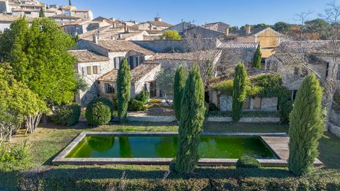 Located in the unspoilt village of Murs, this exceptional property offers a unique experience combining old-world charm and contemporary luxury. Set in approx. 1,700 m2 of enclosed grounds, with a 14x4.5 m outdoor swimming pool and pool house, the re...