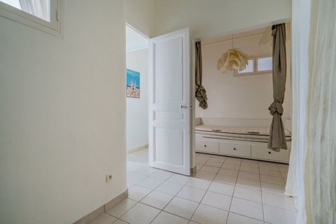 Located on the 4th floor of a quiet, secure residence, close to the Cathédrale de la Major and the Terrasses du Port, enjoy a pleasant stay in this modern, cosy flat ideal for 6 people in Marseille. The living room comprises a lovely, bright lounge w...