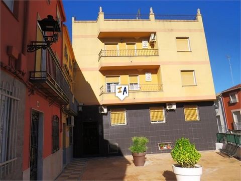 This furnished, beautiful 3 bedroom 112m2 apartment is located on the outskirts of Torredelcampo, near Jaén and a short distance from the city center. Upon entering this three unit property, there is an elegant, well-decorated communal lobby. The apa...