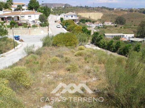 Fantastic urban plot of 918 m2, located in Benajarafe. Five minutes from the beach and the shops of the town. 15 minutes from Málaga and 25 from the airport. It has views to the sea and nothing else can be built in the adjoining plots so you will hav...