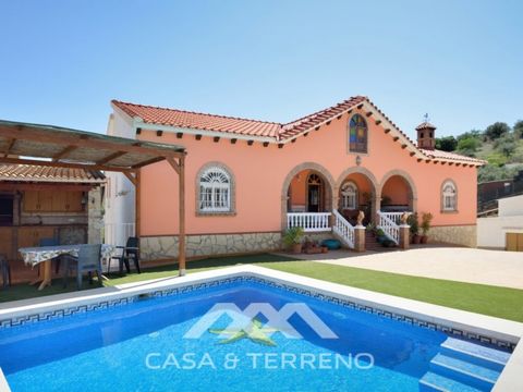 Los Romanes is a quiet village located on a hill, with panoramic views of the La Viñuela reservoir. It is 25 minutes from the coast of Torre del Mar and less than an hour from Malaga and its airport. It has a public library, municipal swimming pool, ...
