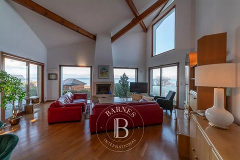 EXCLUSIVE RIGHTS - Grande-Rive district. Located on the heights of Évian-les-Bains in a sought-after area, the house offers 232 sqm of total surface area. On the ground floor, the villa offers an entrance with storage space, a pantry, a garage, a lau...