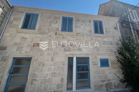 This beautiful property in Žrnovo offers a rare combination of tradition and modern comfort, representing an ideal opportunity for those looking for a comfortable home in an idyllic setting. Located near Korčula, only 3 kilometers away, this terraced...