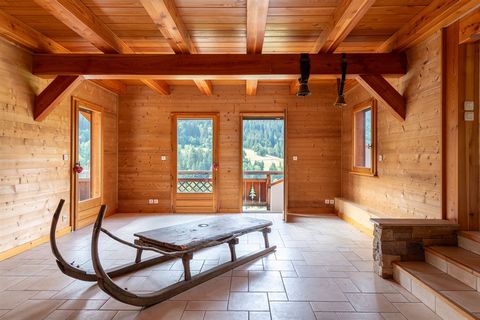 Abondance: large larch chalet with a surface area of 364 m2 and grounds of over 2,000 m2. The property benefits from plenty of sunshine and uninterrupted views, and is far from any nuisance. The chalet's capacity and the quality of its facilities mak...
