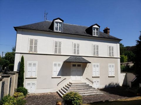 91250 SAINTRY-SUR-SEINE House 12 rooms 8 bedrooms 240m² Price : 750 000 euros Large house steeped in history in the pleasant town of Saintry-sur-Seine in Essonne at the gates of Seine-et-Marne. On the ground floor: entrance hall, living room with sto...