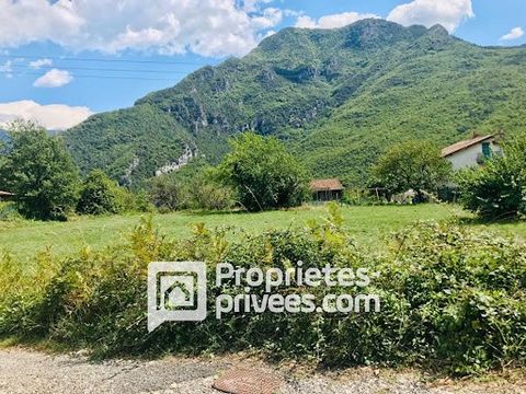 Fenced building land near Carros, plain of Var. Figaret d'Utelle. 35 minutes from Nice Airport. Quiet and green environment, all exhibitions. Water and electricity at the edge of the field! Septic tank mandatory. Favourable opinion of SPANC. UFb3 zon...