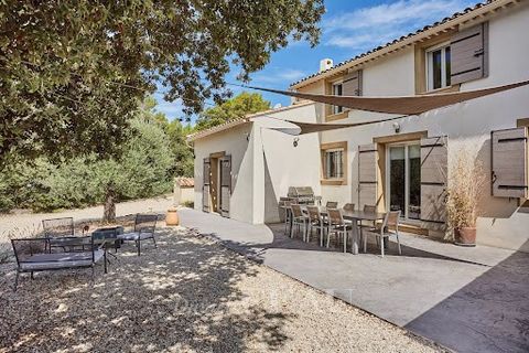 This mainly single-storey 250 sqm property set in 4705 sqm of peaceful leafy grounds is located by sought-after Lourmarin. Renovated throughout in 2018, it includes a living/reception room with a Scandinavian wood burner, and three suites including a...