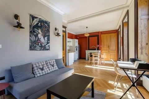 Welcome to our charming apartment in the heart of Lyon's Presqu'île! Ideally located, this recently renovated space offers a harmonious blend of modernity and Haussmannian elegance, with superb ceiling moldings adding a touch of character to every ro...