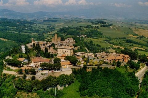 In een heuvelachtig streek in het Tuscia gebied, het land van de oude Etrusken, ligt een rustieke agriturismo met 4 appartementen en een zwembad. Het ligt op een heuvel op 420 meter hoogte met een mooi uitzicht over de omgeving. Vanwege de hoogte en ...