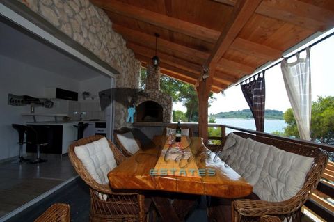 Very attractive holiday house on the beachfront on Labadusa in Okrug Gornji. It comprises two floors with 140 square meters of living space on a plot of 381 square meters, including the access pathway. In the partially subterranean floor are situated...