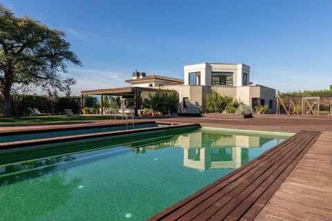 Villa Peralada, located in the heart of the Empordí, in the Golf de Peralada, one of the most prestigious golf courses in Catalonia. A high-level residence, ideal for a holiday home as a main residence. The plot is located at the top of the golf cour...
