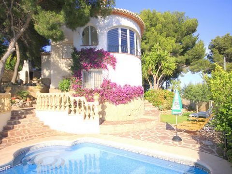 Villa merveilleuse et intime à Javea, sur la Costa Blanca, Espagne avec piscine privée pour 8 personnes. La villa est située dans une région côtière et résidentielle. La villa a 4 chambres à coucher et 3 salles de bain, réparties sur 2 étages. Le log...