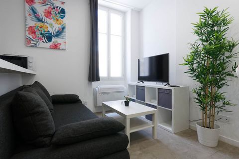 Come and stay in this beautiful air-conditioned flat in the Panier district, Marseille's oldest and most unusual district. Located right in the heart of Marseille's historic centre, you'll be a stone's throw from the Old Port and famous landmarks suc...